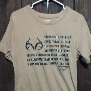 Realtree Camo/Rack Flag Casual Graphic  T-shirt In A Men's Size Medium
